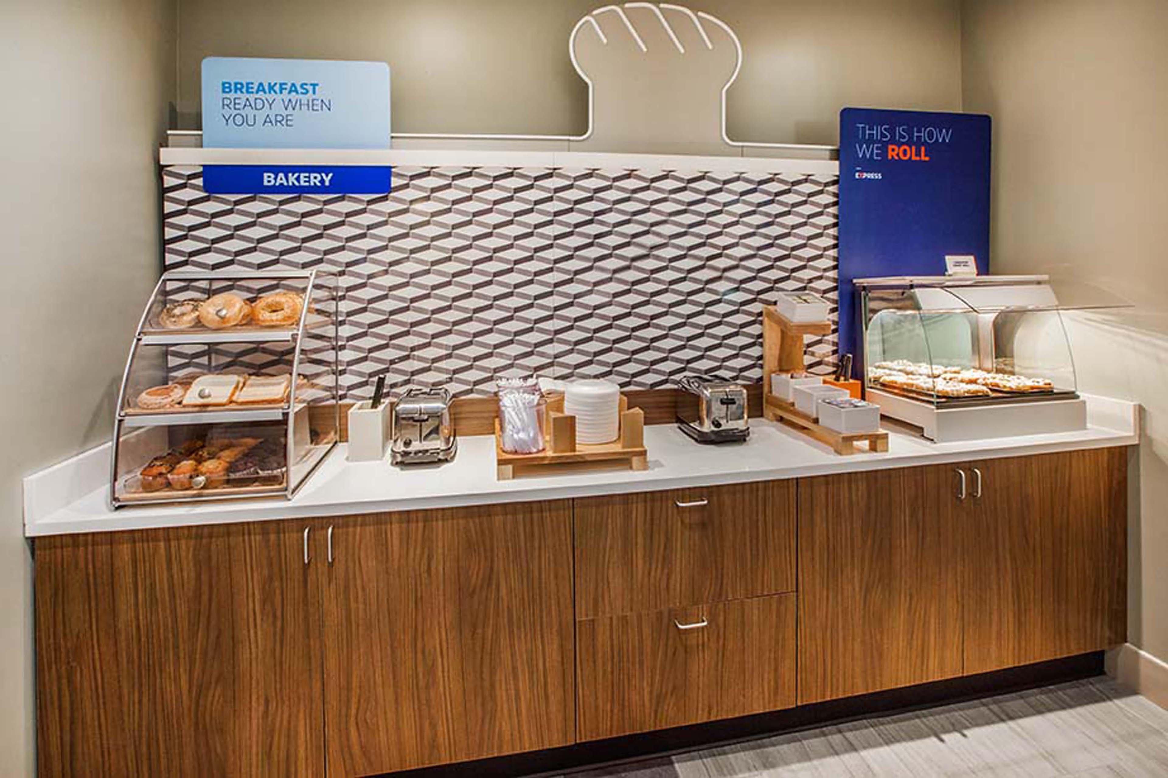 Holiday Inn Express Rome-East By Ihg Bagian luar foto